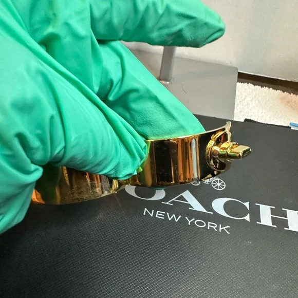 Coach opening turnlock Hinged Bracelet - Picture 4 of 9